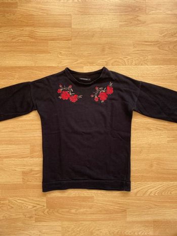 Sweat noir avec roses fashion private company taille s