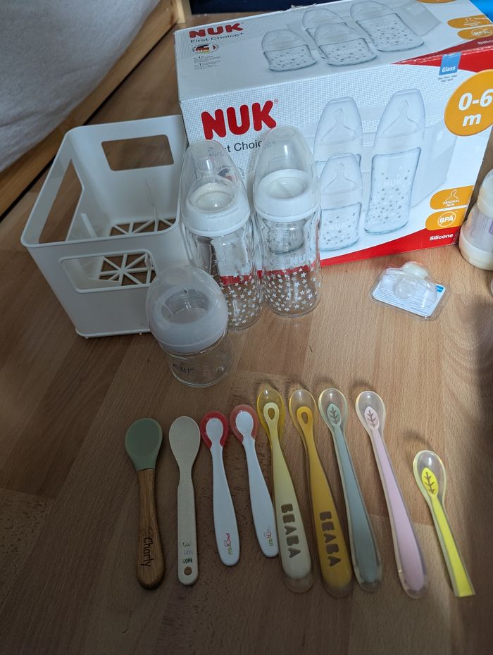 Lot articles puériculture biberons en verres, en plastique, cuillères etc. - photo numéro 2