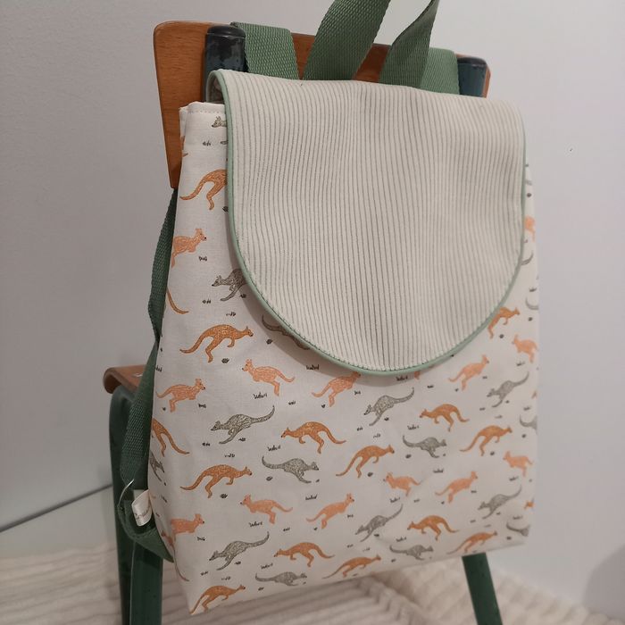 Sac à dos kangourou & rabat velours beige - photo numéro 2