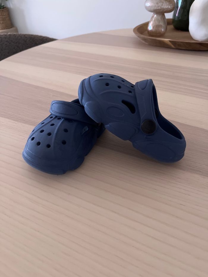 Chaussure bébé style CROCS