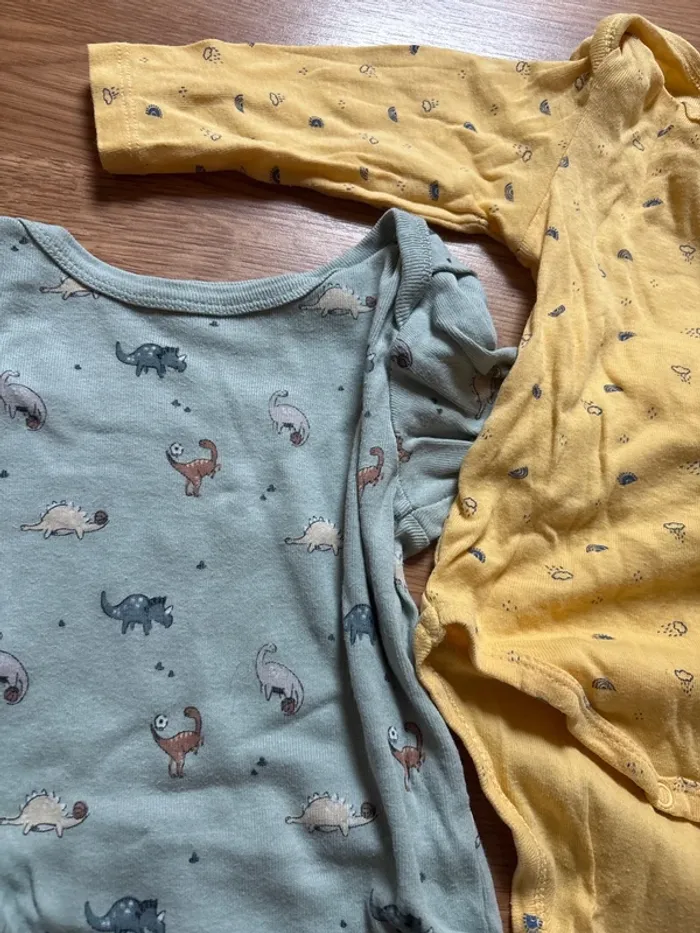 Lot de deux body, taille 12 mois - photo numéro 2