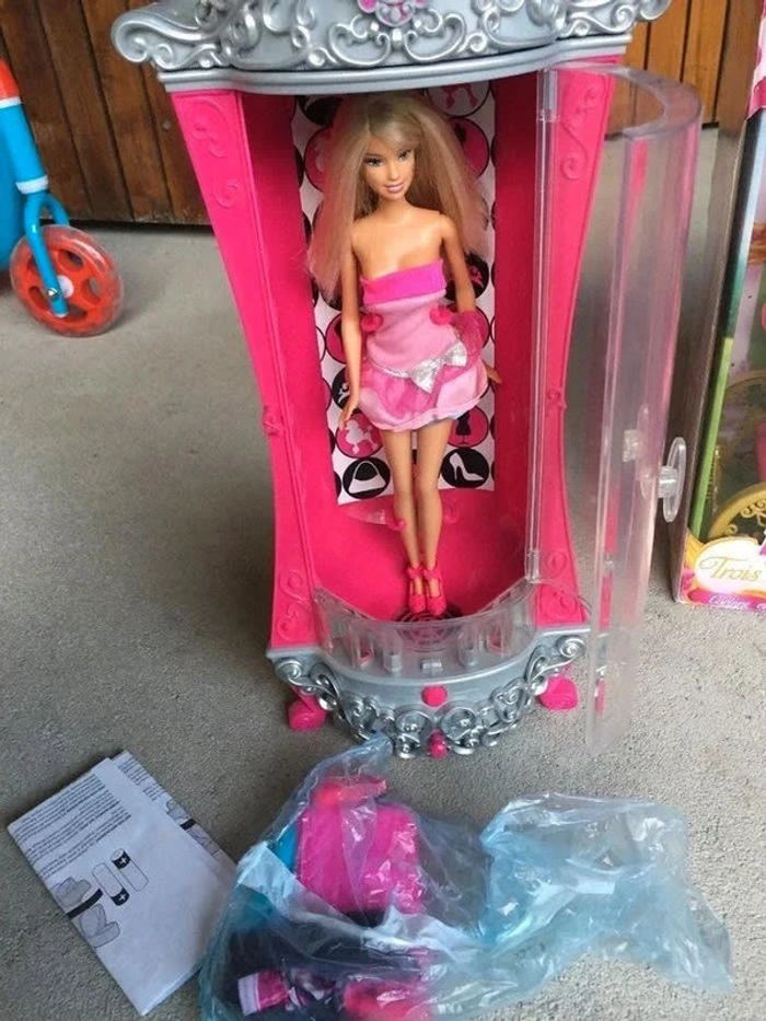 Barbie et son armoire + rechange - photo numéro 4
