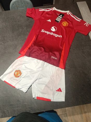 Tenue foot Manchester United rouge. T.22