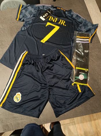 Tenue foot Real Madrid Vini Jr bleu. T.28