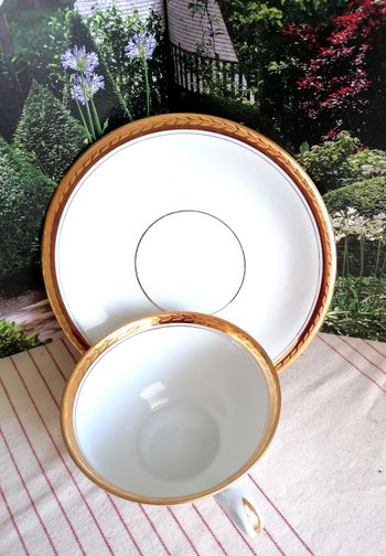 Une Tasse  Et Une petite assiette liseré d'or. Porcelaine. Fabrication Française. Neuf. 