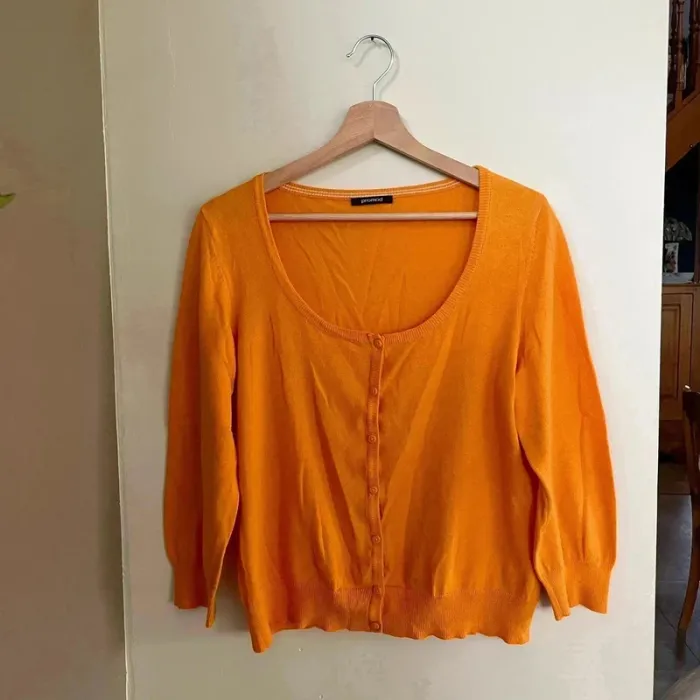 Gilet fin orange Promod T38-40, col rond, manches 3/4, maille légère boutonnée V030
