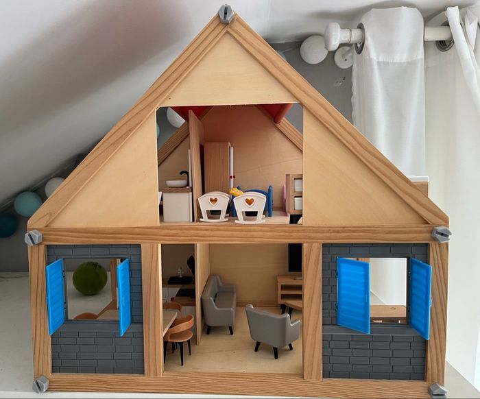 Maison de poupée en bois