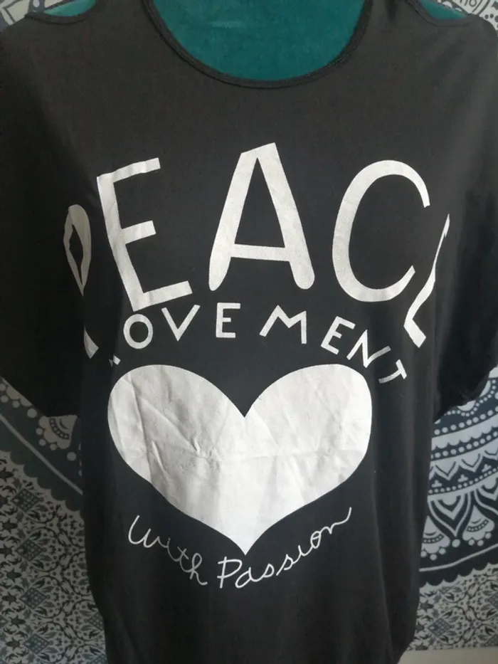 Tee-shirt noir à épaules dénudées imprimé coeur avec écriture / j. Stars / (TU) - photo numéro 3