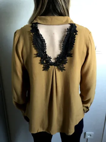 Blouse Cerise Blue dos nu bordé de dentelles