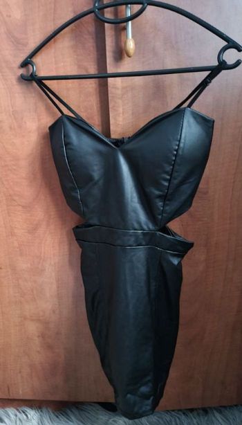 Robe courte à bretelles  style faux cuir taille 34-36