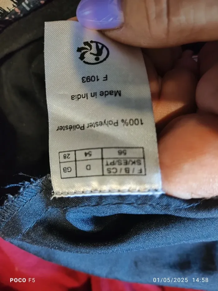 Robe fond noir  couleur rose blanc bleu - photo numéro 9