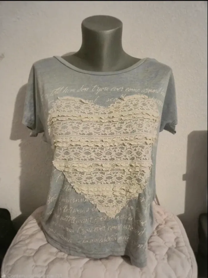 T-shirt à manches courtes bleu avec cœur en dentelle, en excellent état, taille unique.