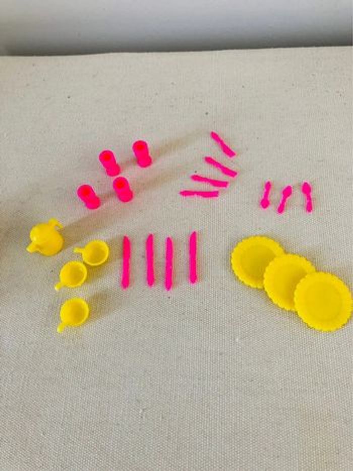 Lot accessoires vaisselle barbie couvert rose jaune - photo numéro 3