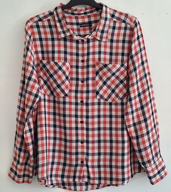 Chemise à carreaux légèrement masculine