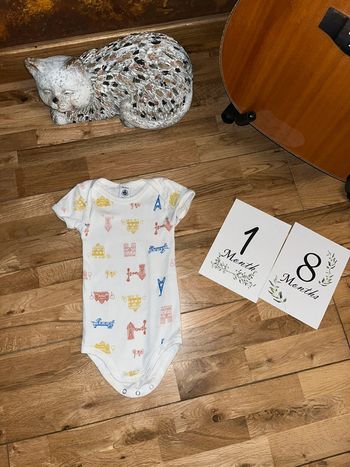 Joli body manches courtes petit bateau motifs Paris très bon état 18 mois/80cm