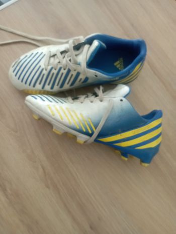 Crampons adidas taille 33 bon état