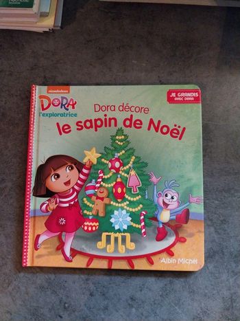 Dora décore le sapin de Noël
