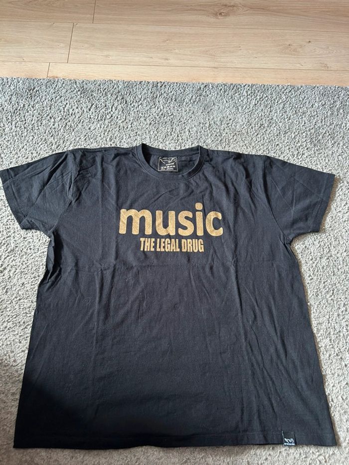Teeshirt noir « music is the legal drug »