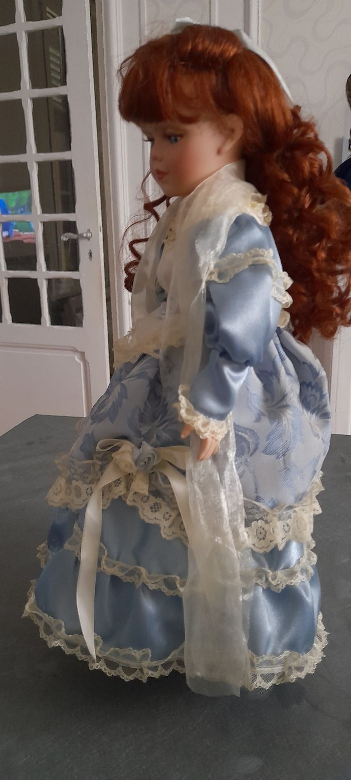 Poupée en porcelaine - photo numéro 4