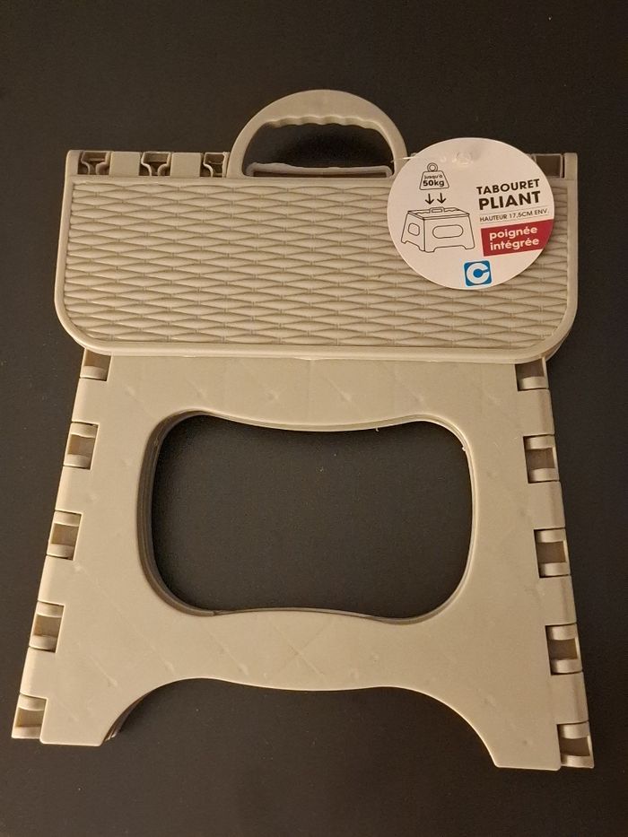 Tabouret pliable neuf  ( idéal enfant)