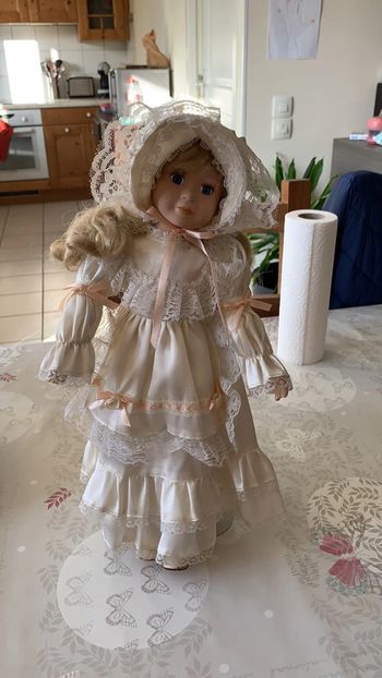 Poupée en porcelaine