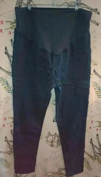 Jeans de maternité de la marque Kiabi petit défaut de fabrication sur les poches voir photo