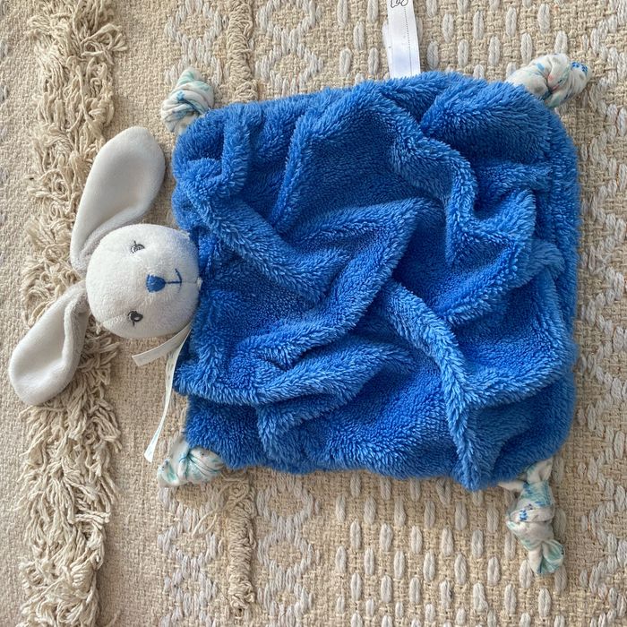 Doudou lapin plat kaloo bleu roi plume