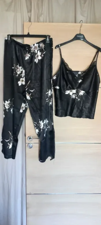 Ensemble de nuit jamais porté
