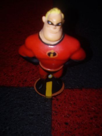 Figurine Indestructible n*3 sur socle