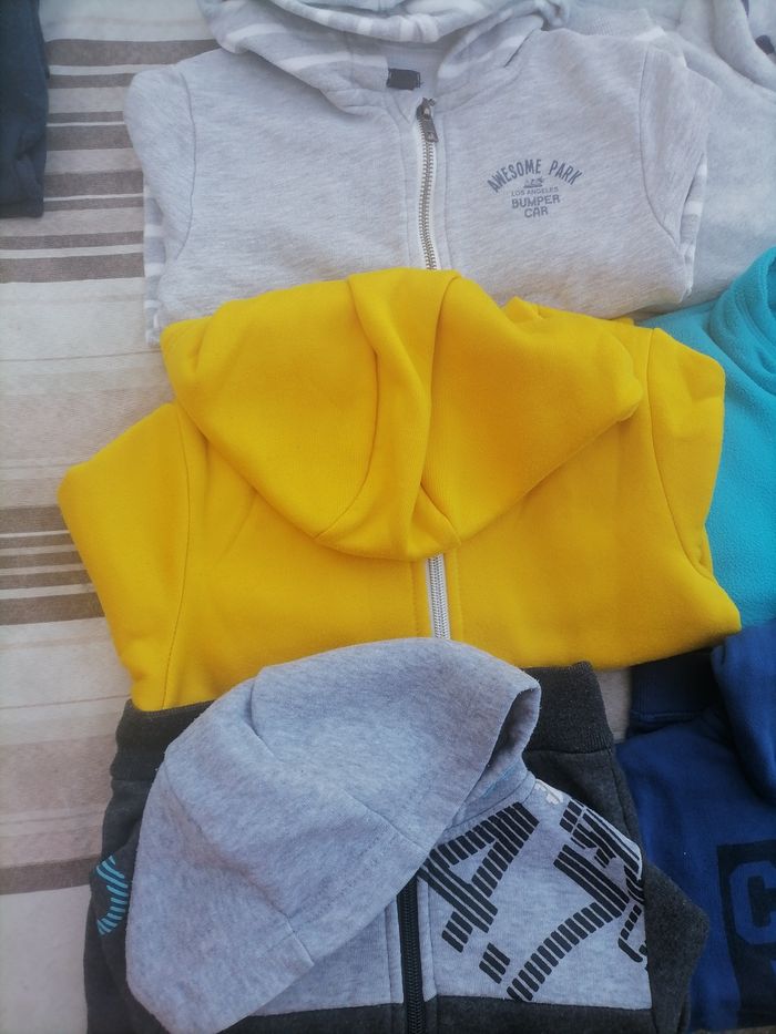 Lot gilet garçon 4 ans - photo numéro 1