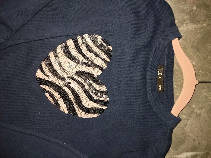 Pull fin fille 5/6 ans motif coeur paillettes zèbre - photo numéro 2