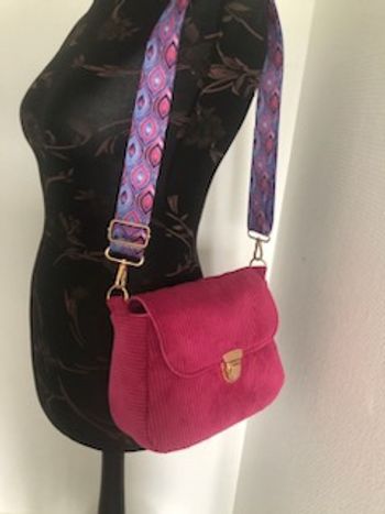 Sac besace velours côtelé rose framboise anse réglable rose violette