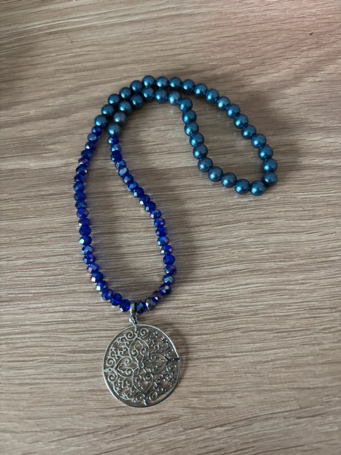 Collier 2 tons de bleu avec rosace