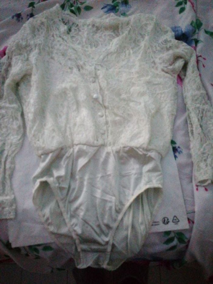 Body satin et dentelle à manches longues
