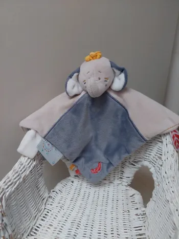 Noukie's - doudou carré plat éléphant Bao