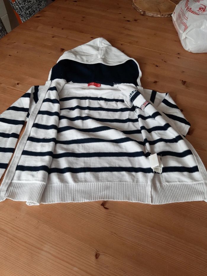 Gilet avec capuche 8 ans - photo numéro 2