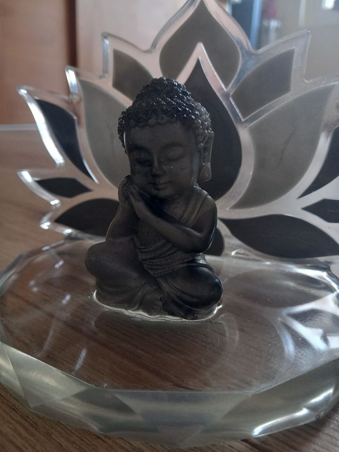 Statue bouddha avec fleur de lotus en résine - photo numéro 2