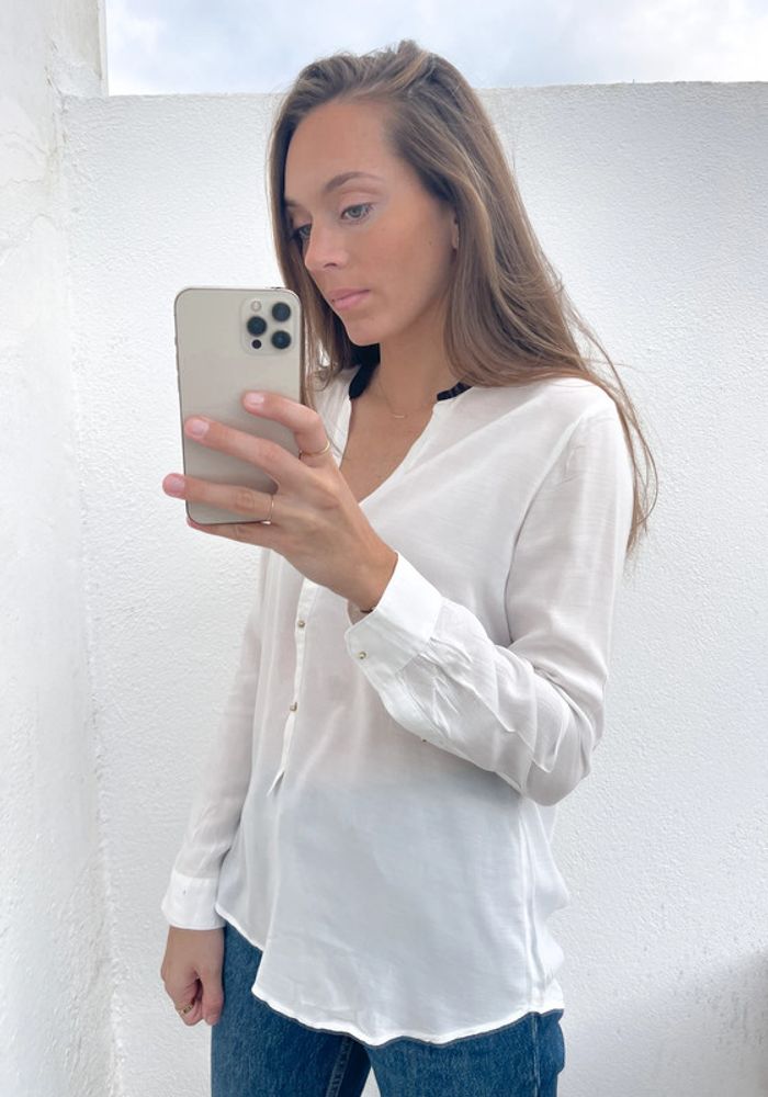 Blouse manches longues noir et blanche Zara avec boutons dorés - photo numéro 4