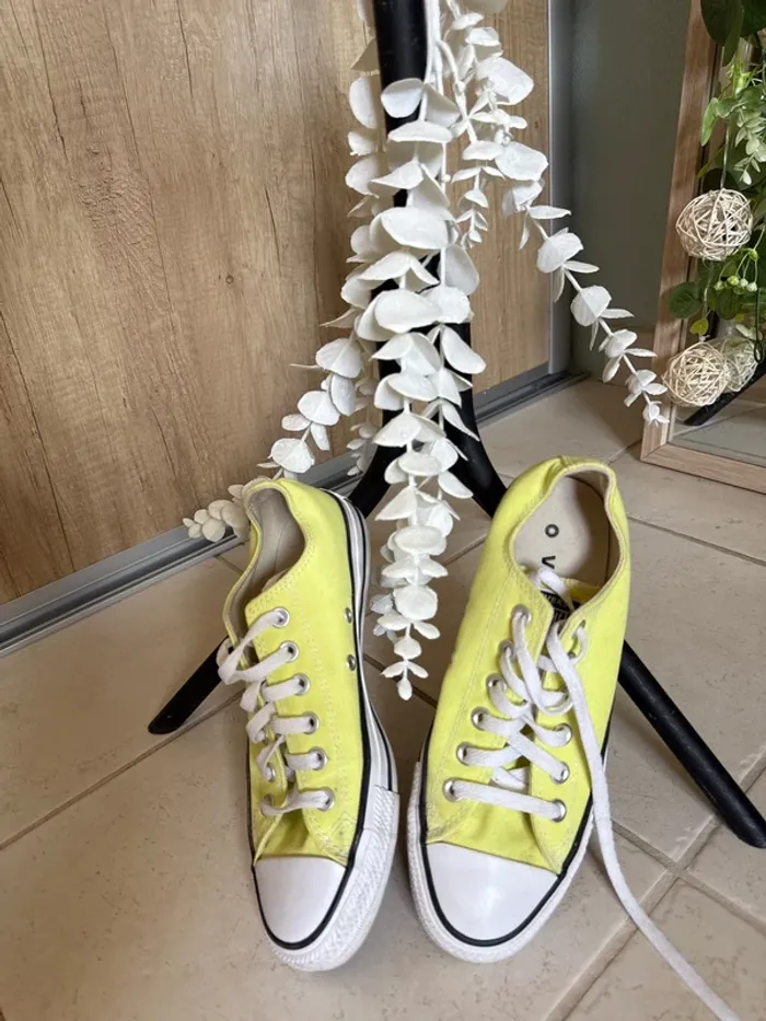 Très jolies baskets basses jaune vif femme 38