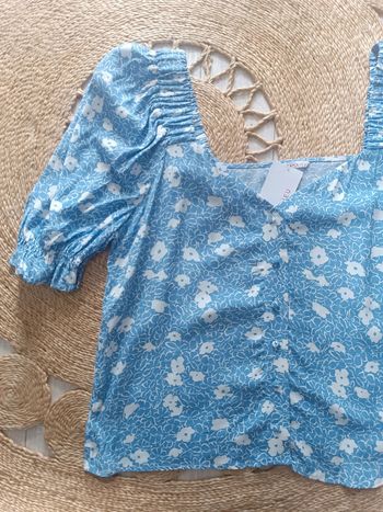 Chemisier bleu manches courtes motif fleurs blanches Camaïeu Taille L Neuf avec étiquette