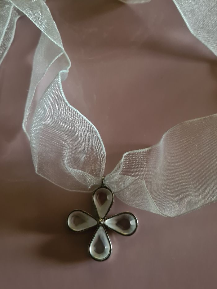 Collier. Ruban. Fleurs blanches. 68 cm. - photo numéro 4
