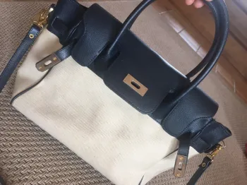 Sac à main bleu et beige