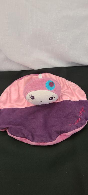Doudou plat rond poupée mauve Sucre d'Orge