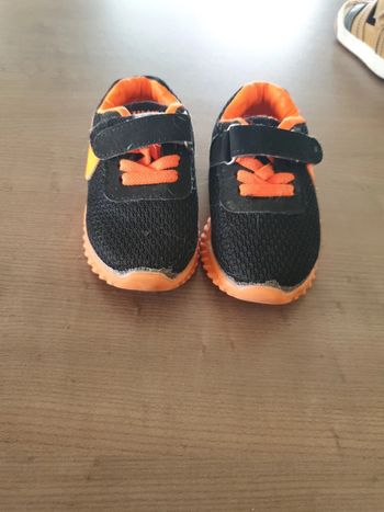 Baskets noires et oranges taille 23