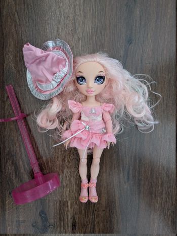 Poupée rainbow high Bella Parker costume bal