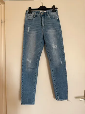 jean slim bleu clair en très bon état taille 36 reality