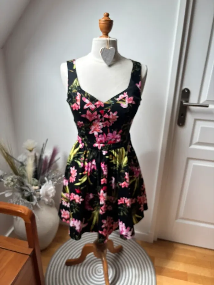 🌺 Robe noire à fleurs - Dos ouvert - Morgan - T38 - photo numéro 2