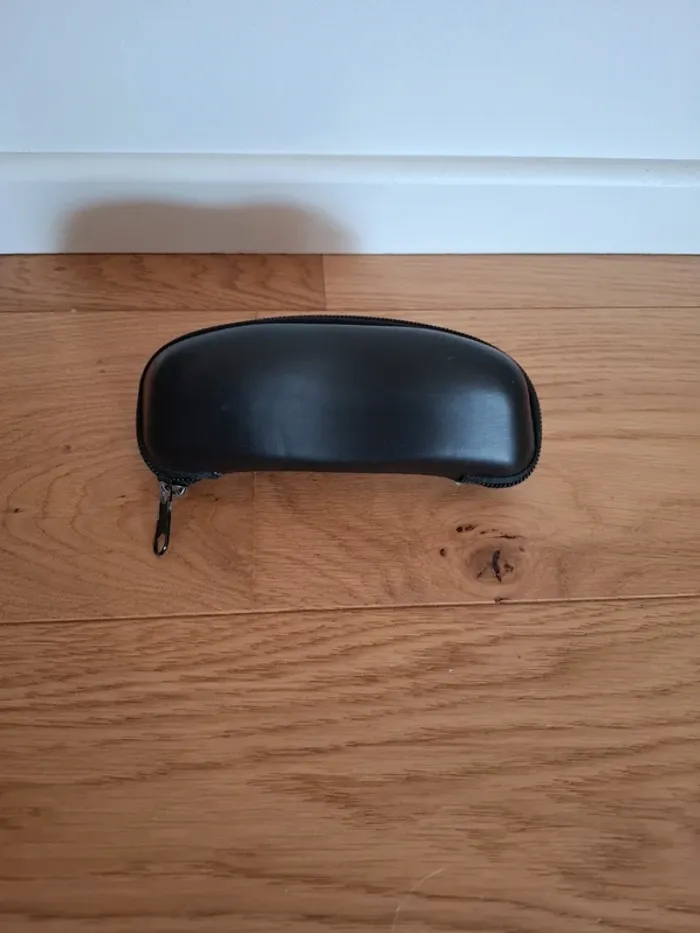 Étui à lunettes VOGUE très bon état - photo numéro 2