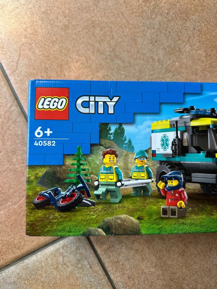 Set Lego City 40582 4x4 Off-Road Ambulance Rescue - photo numéro 2