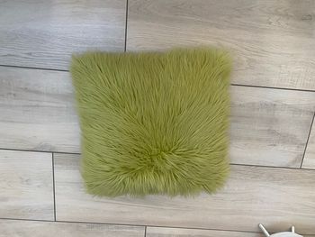 Coussin poilu vert 45x45 cm